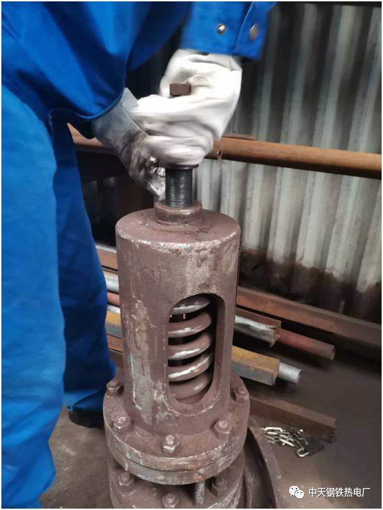 4, 拆除弹簧套筒固定螺栓