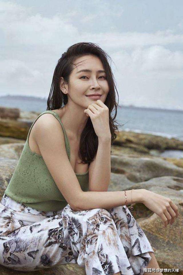 于明加一点都不显老,西装造型很有高级感,白皙皮肤真亮眼