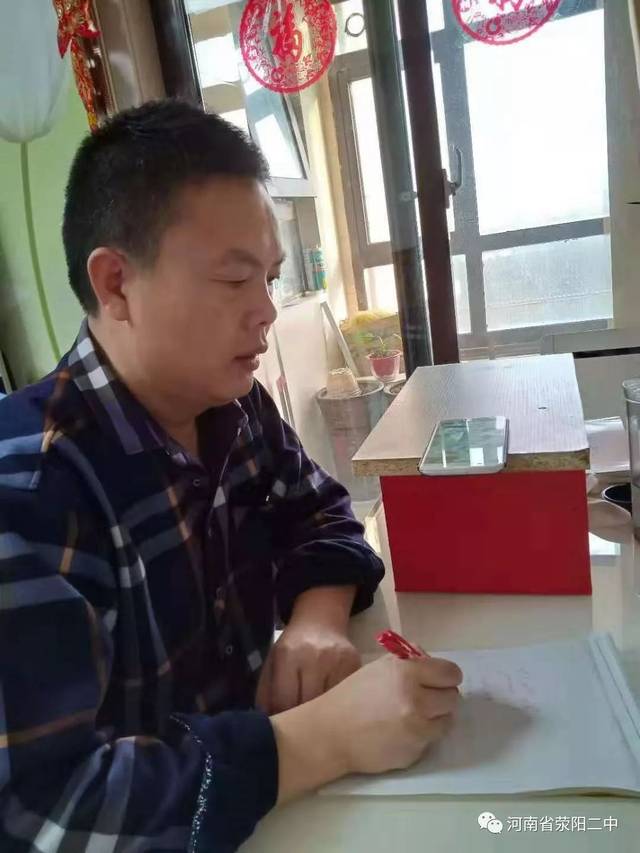荥阳二中三个年级均采用钉钉网上直播的方式授课,各个学科和班级都建