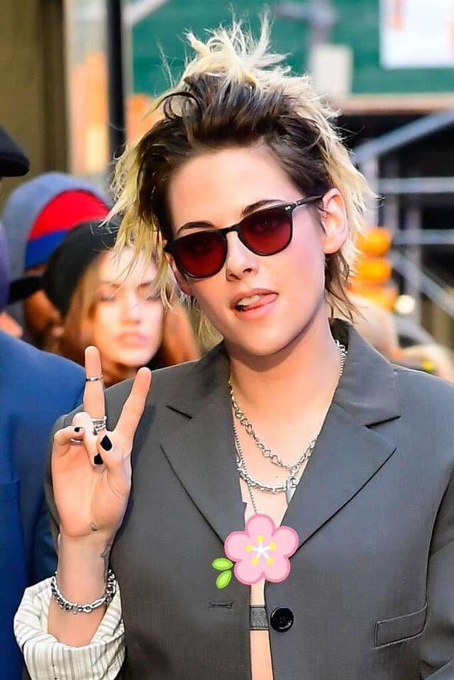 无论是在电影,广告还是街拍中,小k的短发似乎成为了一种全新的身份