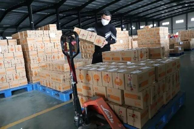 甘源食品仓储人员在发货