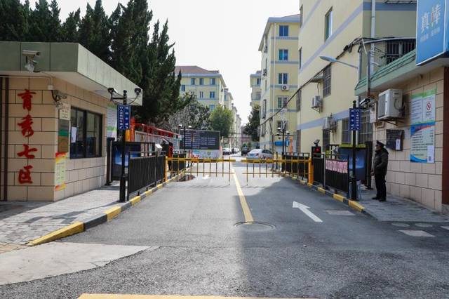 2人门岗守住1000多人的小区!奉贤智慧小区升级刷脸:"对面的保安羡慕得