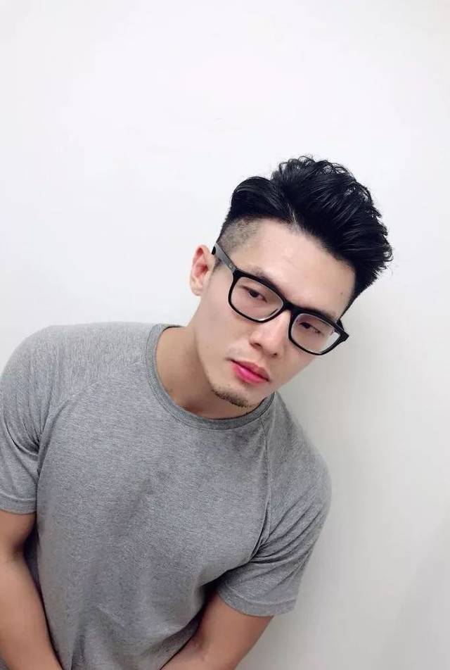 戴眼镜男生发型2020年流行款有你想要的吗