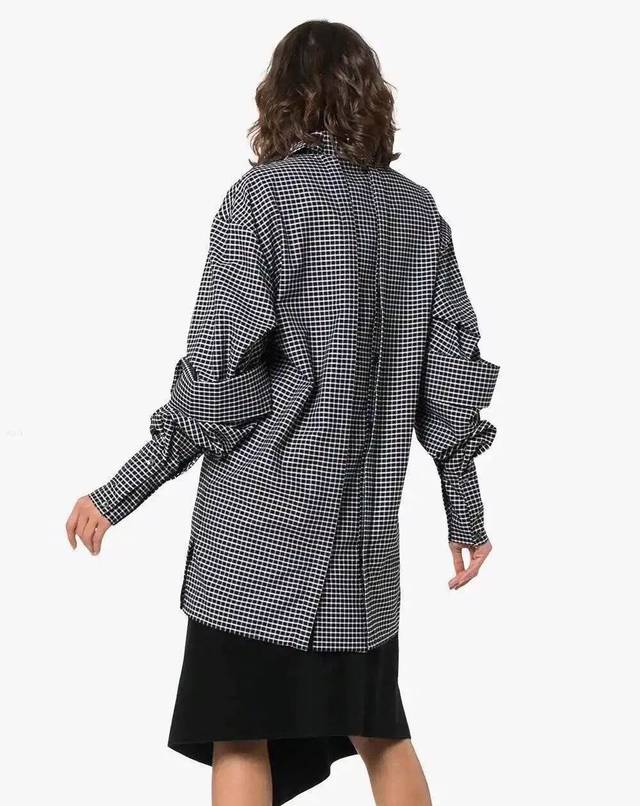 按袖子的造型可分为:直袖,紧口袖,喇叭袖,连衣袖,平袖,插肩袖,圆袖