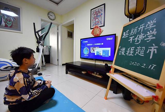 学生在"课程超市"里学习新冠肺炎疫情防控知识.