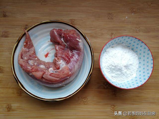 2,里脊肉去掉筋和外面的一层薄膜.切成小块,倒进东菱无线绞肉机.