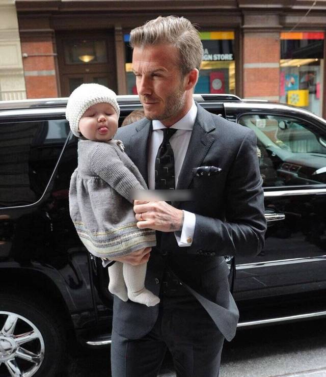 贝克汉姆对女儿宠爱不宠溺,小七穿花裙看秀,一个细节显家教良好