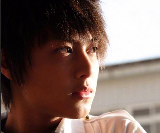 邱胜翊和邓丽欣,八竿子打不到的台湾偶像与香港女神,咋就恋上了