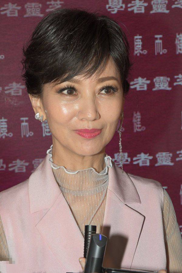 赵雅芝年后开工穿黄色长裙晒照,貌似化妆美图过猛,皮肤都磨平了