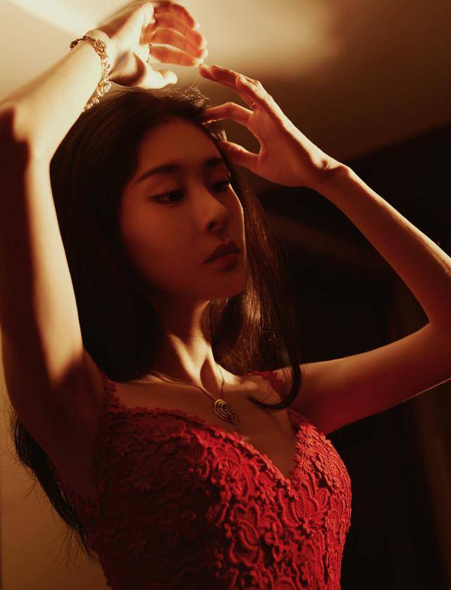 张碧晨穿深v红裙出席星光大赏,抬眉凝视,高级与闪耀无限释放!