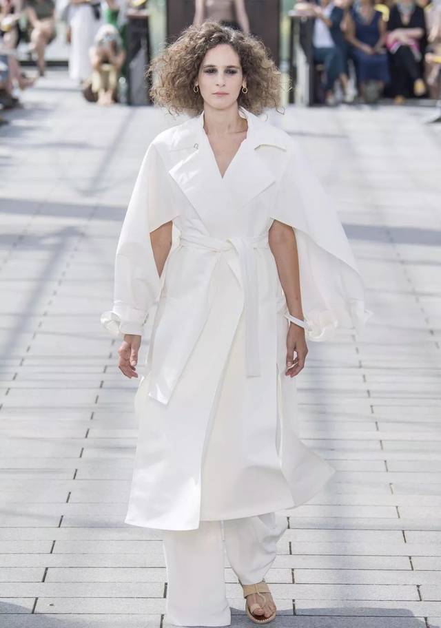 按袖子的造型可分为:直袖,紧口袖,喇叭袖,连衣袖,平袖,插肩袖,圆袖