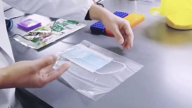 将口罩放入保鲜袋内