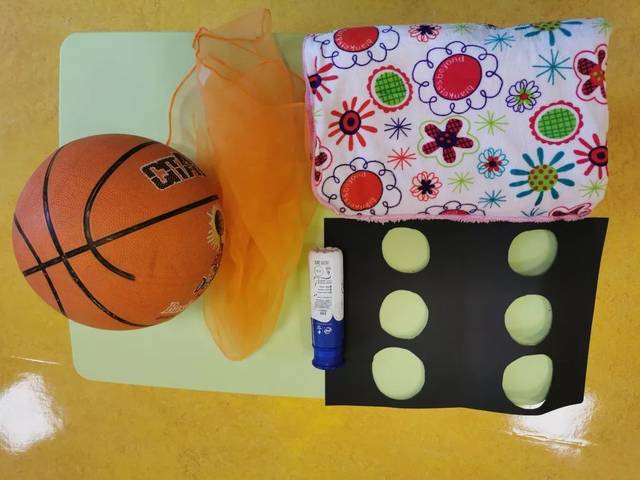 小月龄直播材料 毛毯,丝巾, 瑜伽球或篮球 小瓶子, 纸板或者是鞋盒