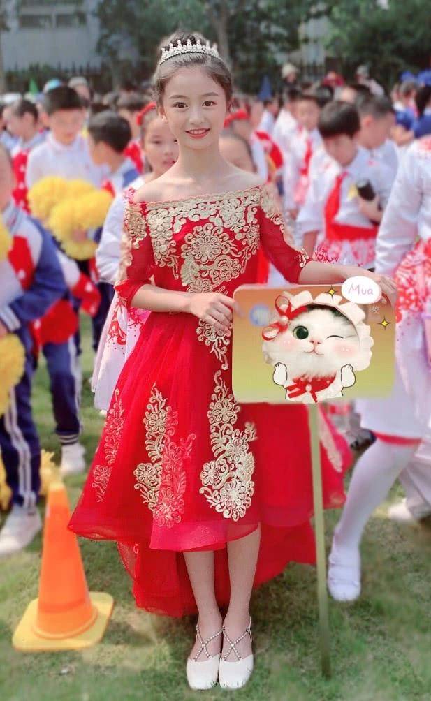 童星裴佳欣参加校运会,穿自己设计的"婚纱裙",这初恋脸无敌了