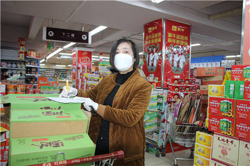 超市管理员介绍货物储备情况