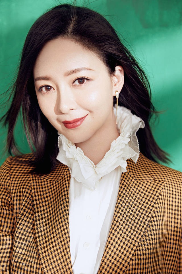 许榕真最新写真曝光 复古套装飒爽利落