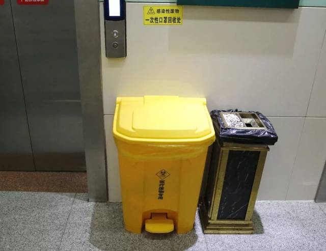 这是脚踏式带盖的医疗专用垃圾桶,上面还贴有新冠肺炎的医疗废物标识
