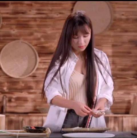 下图照片中,李子柒穿了一件非常性感的吊带背心搭配牛仔短裤,外面披了