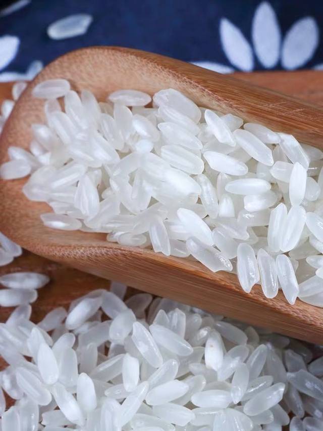 产自五常市的"稻花香"大米颜色清白,半透明,呈尖细状.
