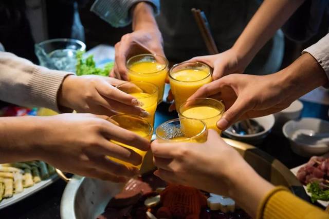 都有自己的心之所向 在可以撒欢儿的桌前 喊一句劫后余生的"干杯"