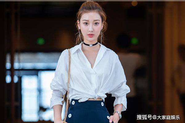 叶紫瑶是一名记者,她姐姐叶紫琪是一名很厉害的律师