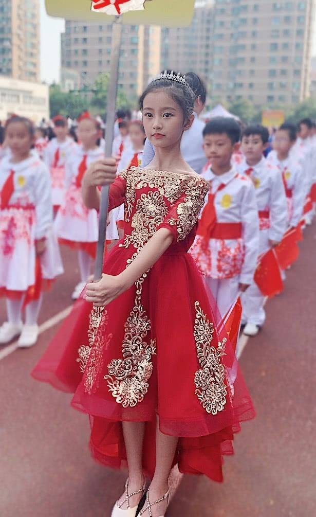 童星裴佳欣参加校运会,穿自己设计的"婚纱裙",这初恋脸无敌了