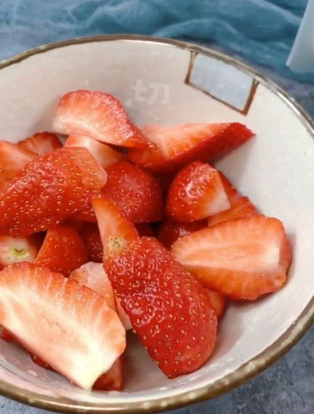 做法:1.草莓切块备用