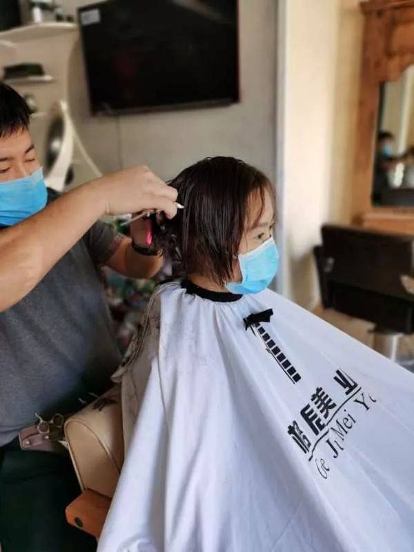 【逆行】同心支援武汉女护士剪去一头长发!只为方便穿脱防护服!