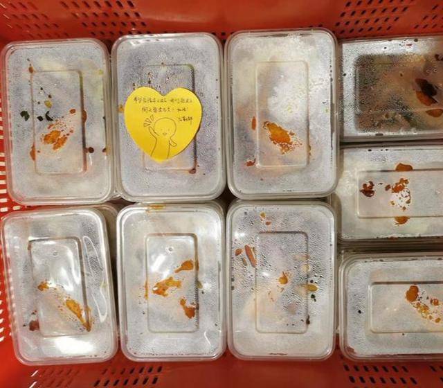 食堂为隔离人员打包的饭菜