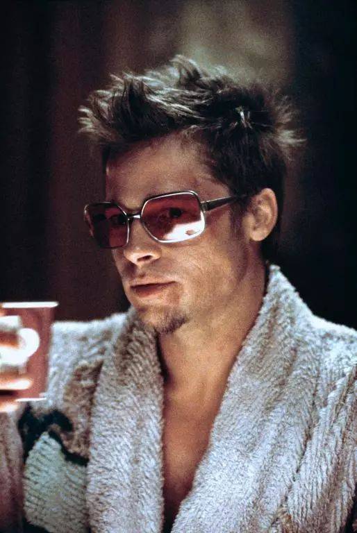 就留给大家自己去细细品味吧~ 《搏击俱乐部》 豆瓣评分:9