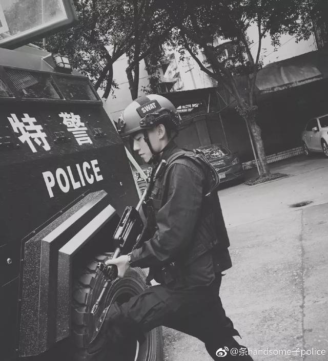 成都特警文潇伟女朋友图片