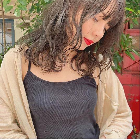 亚麻色是最受日本女生欢迎的发色,在基础上加入一些灰色调,马上成了