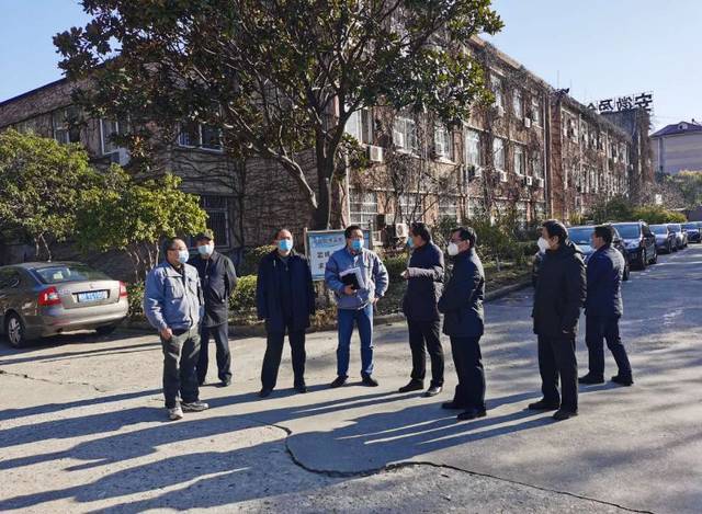 在认真听取盈创公司胡荣昭董事长关于企业疫情防控和