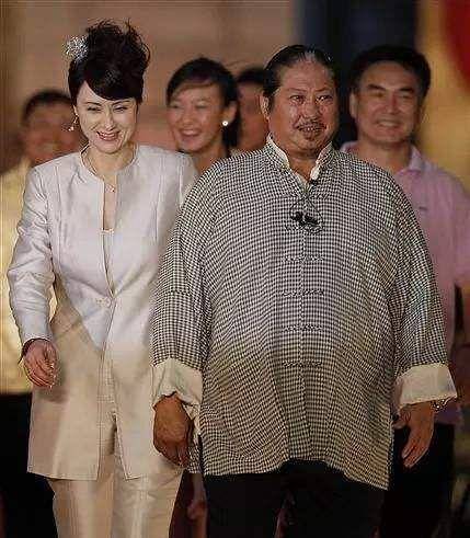 虽然传闻的确凿性有待考证,但是洪金宝的地位应该不用小妹儿明说了.