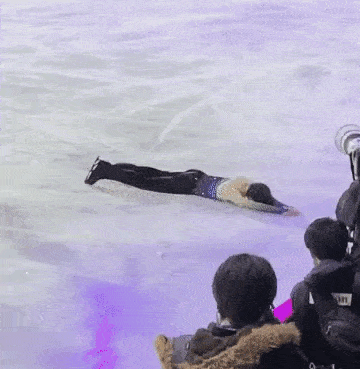 在花式滑冰大满贯合照环节中,羽生结弦开心起跳,结果啪叽摔了一跤,还