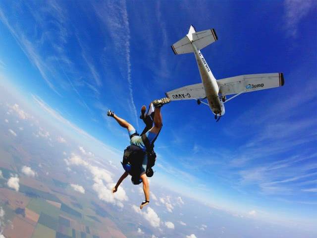 为何飞机出事就算机毁人亡,也不让乘客跳伞逃生?答案超出你想象