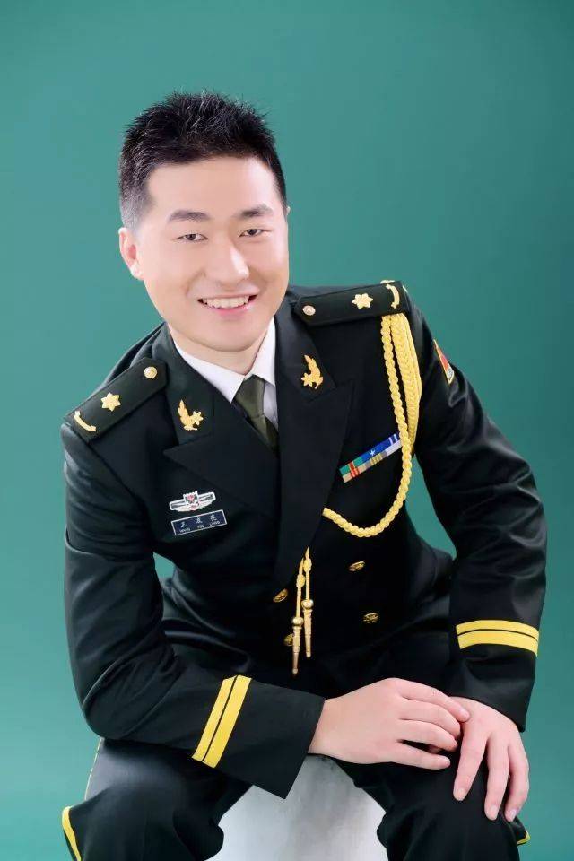 《我还是一个兵》高长青词 张志耕曲 王友亮领唱