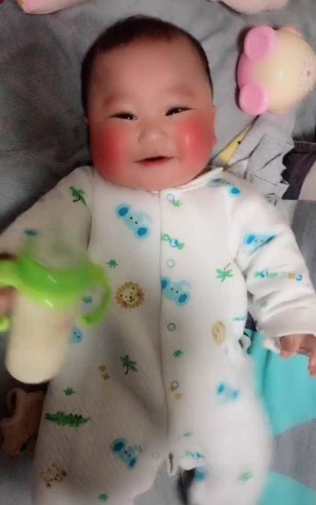 "红脸宝宝"火了,两个脸蛋红的像苹果,网友:不会是喝奶喝醉了吧