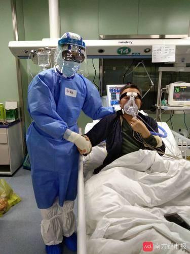 武汉协和西院首例呼吸衰竭重症患者好转医护教会他用微信发红包