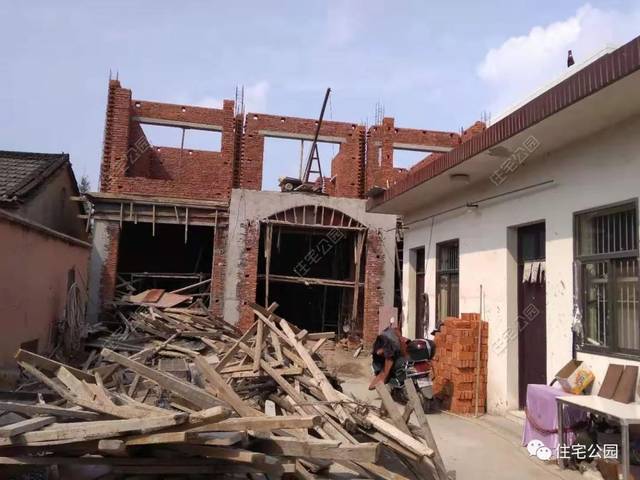 房屋外墙和院墙全部喷涂真石漆,是自己材料请点工做的.