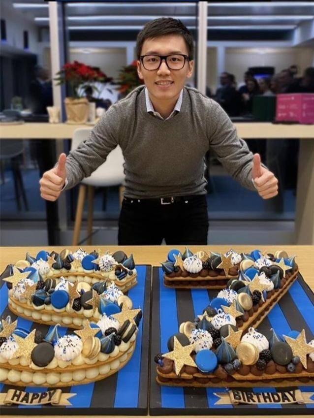 苏宁太子张康阳时装周看秀,羽绒服配运动裤真低调,富二代里罕见