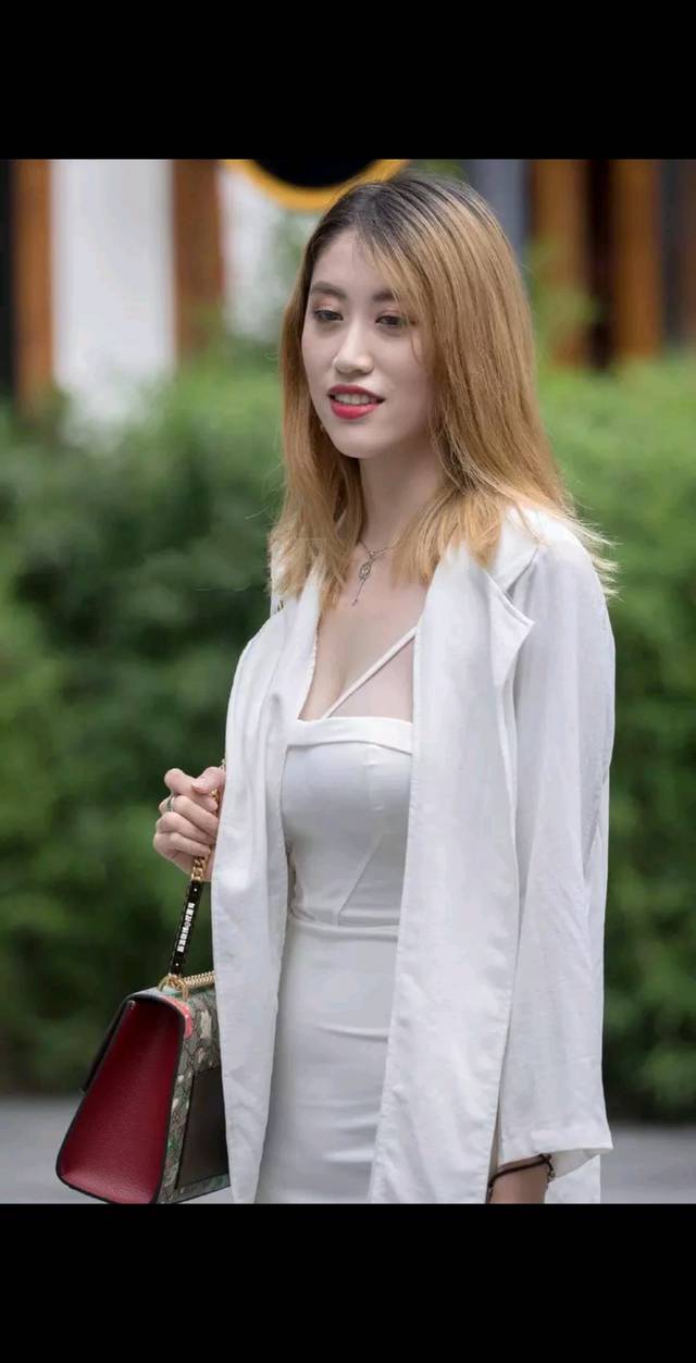 美艳动人的都市丽人散发出无法阻挡的韵味白色也可以这么妩媚