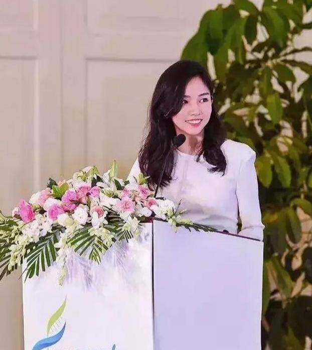 苏宁太子张康阳时装周看秀,羽绒服配运动裤真低调,富二代里罕见