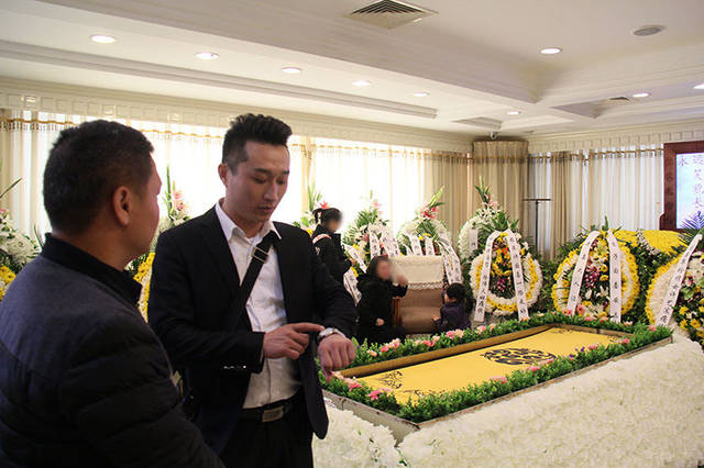 如沐浴更衣后确认老人已去世,家属要立即把尸体移到灵床上(多数地方用