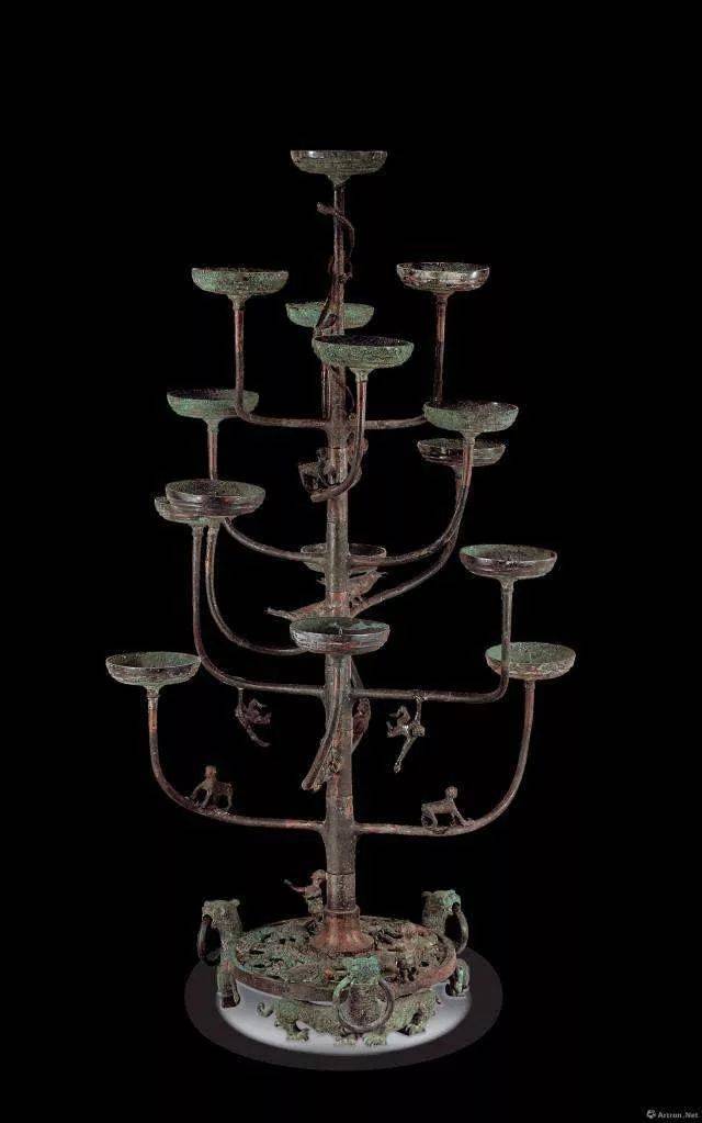 连枝灯虽然盛行于汉代,但一般汉墓的陪葬品多数为剑,铜镜,熏炉,连枝灯