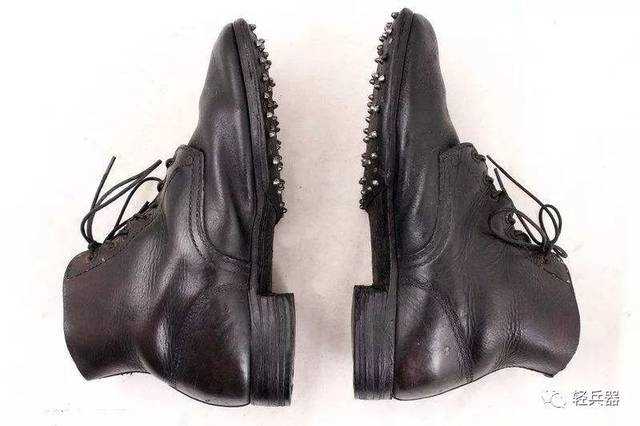 一战时期,由于英法军鞋采用低帮,因而在战壕里得"战壕足"( 烂脚 )的大