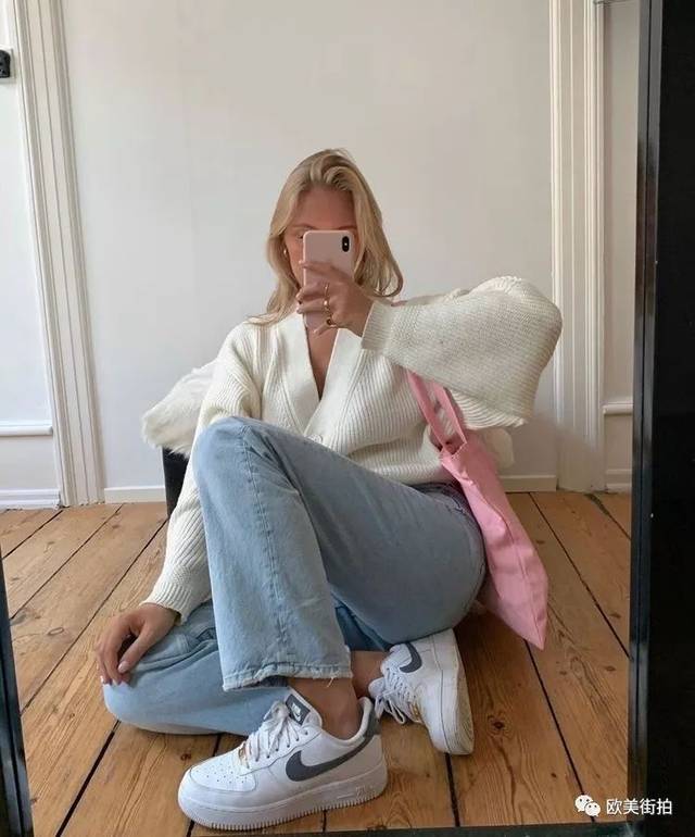 这样的穿搭look更霸气,而且全身都可以拍进去,大家可以学着这样自拍