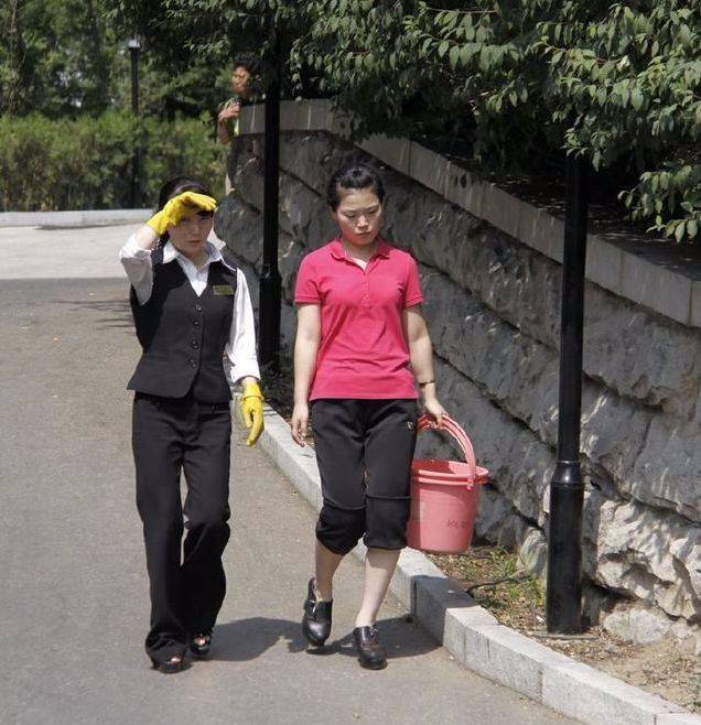 朝鲜士兵在工地干活,提水桶的朝鲜姑娘很美!