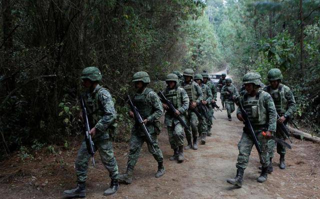 图为执行禁毒任务的墨西哥陆军士兵