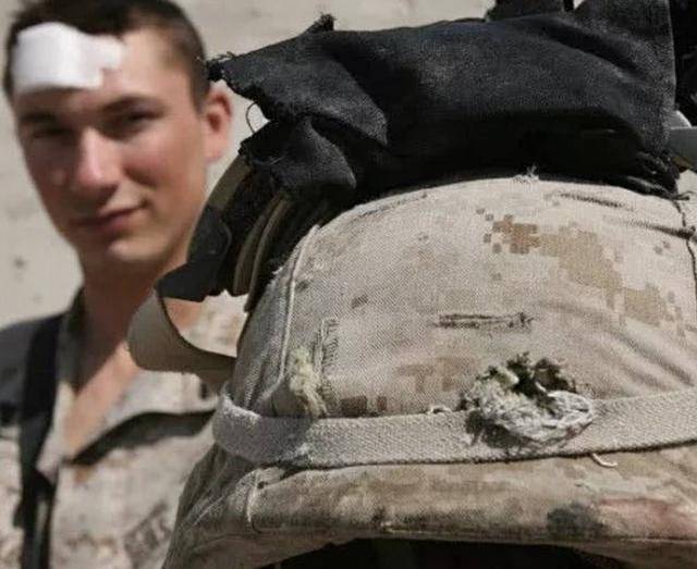 支持的一方认为战场上经常有实例证明头盔的确能让士兵逃过一劫,捡回